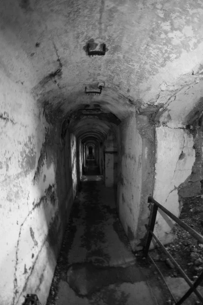 Vnitřní tunelového propojení opuštěné pevnosti Sommo světa — Stock fotografie
