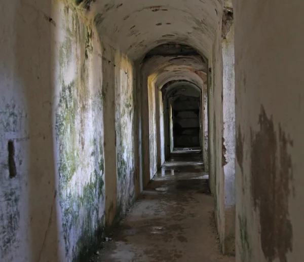 Largo túnel dentro de la fortificación llamado Fort Sommo utilizado por t — Foto de Stock