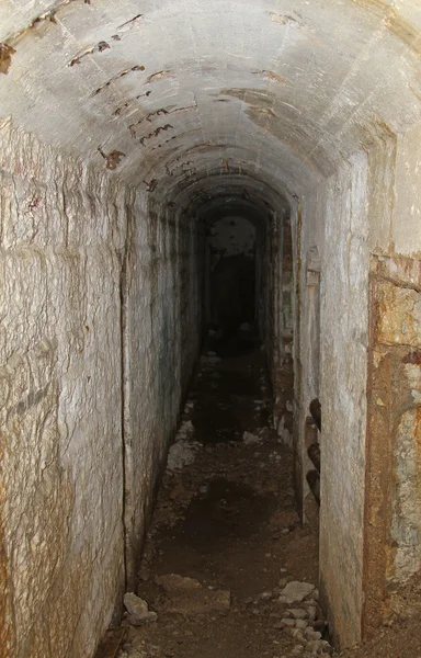 Туннель внутри фортификации под названием Форт Соммо, используемый ar — стоковое фото