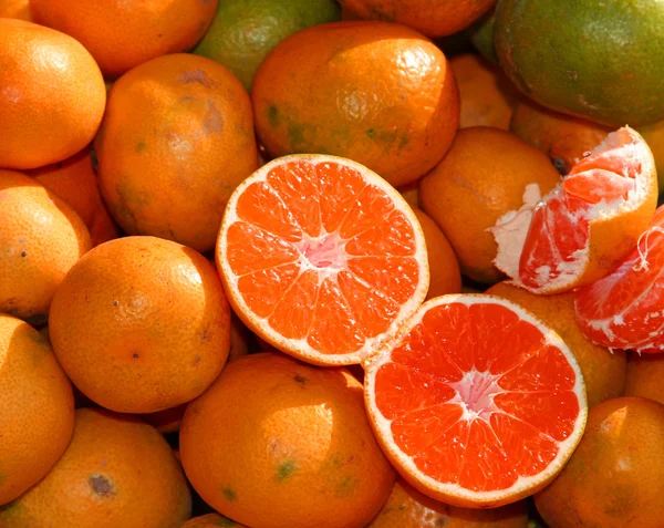 Niezaziarniony dojrzałe Orange na sprzedaż na rynku warzyw — Zdjęcie stockowe