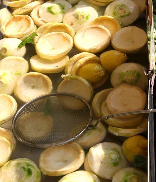 Sabrosos fondos de alcachofa en escabeche vendidos en el mercado — Foto de Stock