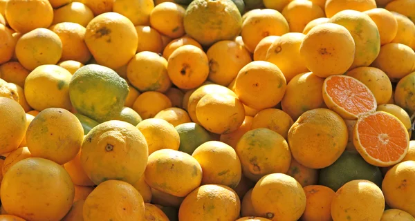 Rijp citroenen uit Sicilië te koop bij de lokale markt — Stockfoto