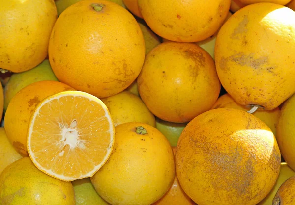 Mogna gula citroner från Sicilien till salu på marknaden — Stockfoto