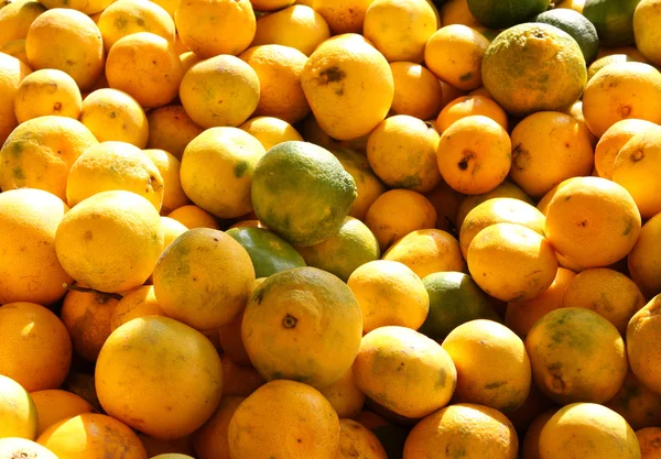 Gul mogna citroner från Sicilien till försäljning på den lokala marknaden — Stockfoto