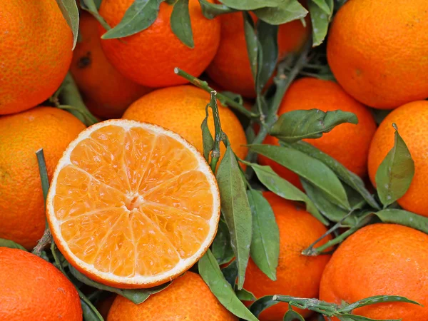 Ripe oranges mandarins sold at local market — Stock Photo, Image
