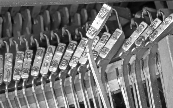 W martillos para escribir con una antigua máquina de escribir manual — Foto de Stock