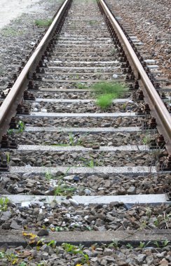 terk edilmiş bir parçanın uzun tren rayları