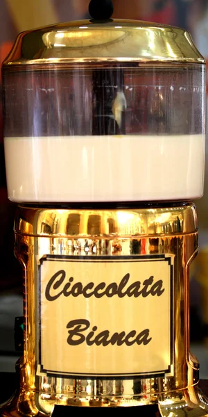 Üveg fehér csoki az olasz piacon eladó — Stock Fotó