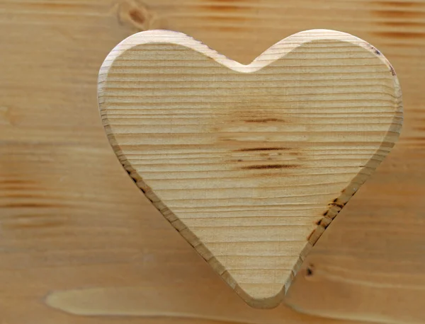 Grand symbole de coeur incrusté dans le bois — Photo