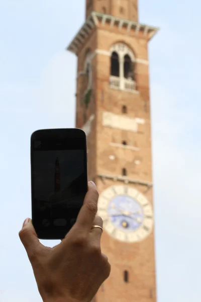 Mujer al fotografiar la torre con smartphone — Foto de Stock