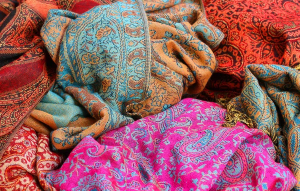 Мягкая ткань для этнических шарфов на продажу — стоковое фото