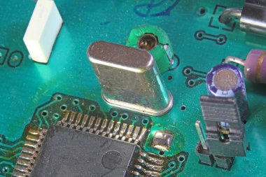 Mikroişlemci ve kuvars osilatör ile elektronik devre