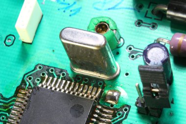 Mikroişlemci ve kuvars osilatör ile elektronik devre
