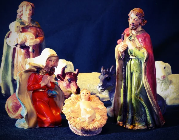 Maria e Giuseppe con il bambino Gesù nella mangiatoia con uno scettro — Foto Stock