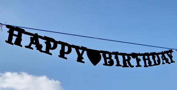 HAPPY BIRTHDAY sinal pendurado no céu azul — Fotografia de Stock