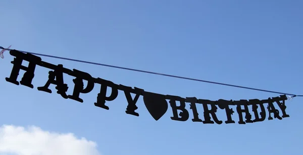 HAPPY BIRTHDAY sinal pendurado no céu azul — Fotografia de Stock