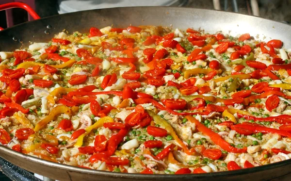 Paella valenciana com frutos do mar e tomate — Fotografia de Stock