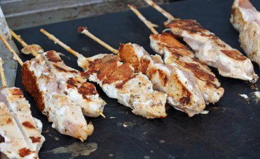 plaka kaynar et şiş pişirilir