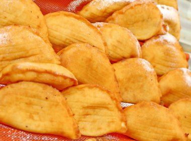 Kızarmış panzerotti ve pazarda satılan ekmek