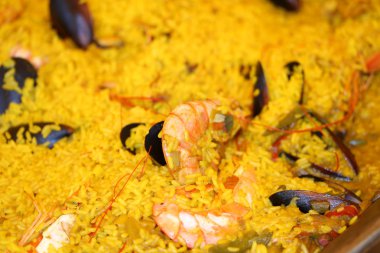Sarı paella yemek karides ve deniz ürünleri ile
