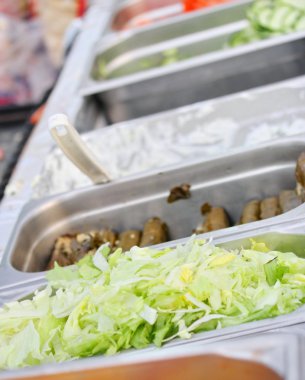 çelik tepsi ile sebze ve sos kebap yapmak