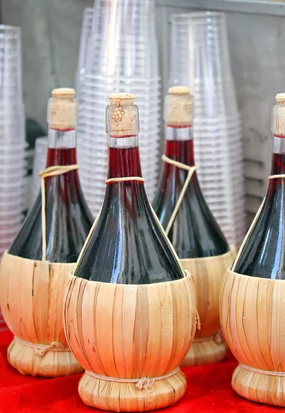 Flasks of red Italian wine for sale — Stock Photo, Image