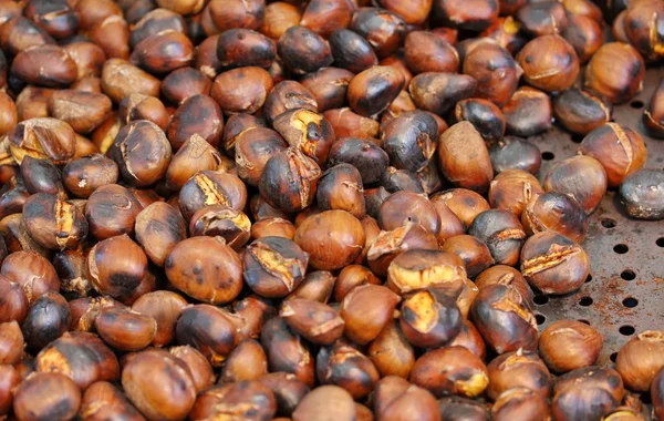 Castañas tostadas calientes cocinadas en la placa caliente — Foto de Stock