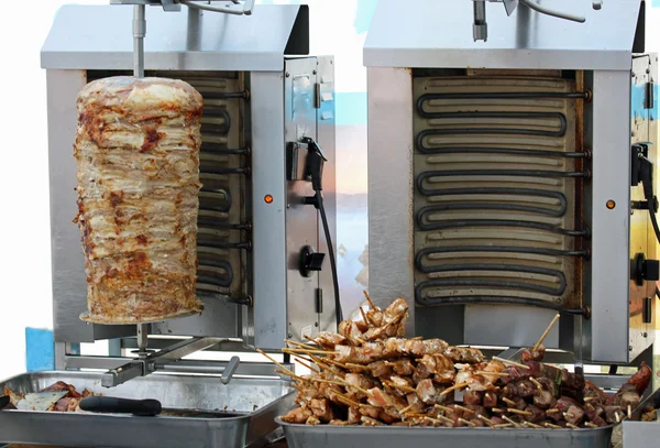Carne de kebab cocida en el horno vertical especial — Foto de Stock