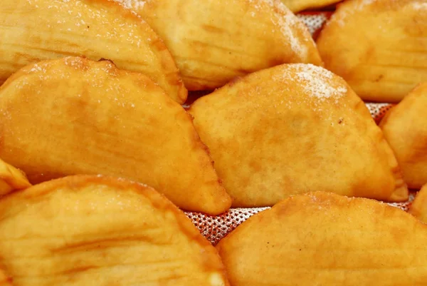 Italiano Panzerotti frito e pão vendido no mercado — Fotografia de Stock