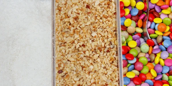 Doces e chocolate confetes coloridos amendoins de coco — Fotografia de Stock