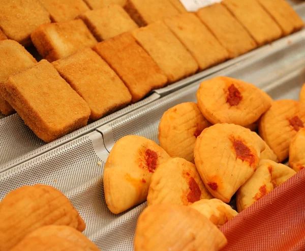 在市场上销售的油炸 panzerotti 和面包 — 图库照片