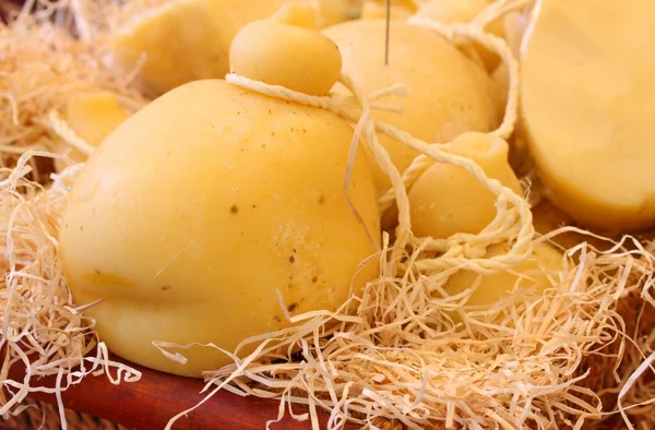 Typical Italian caciocavallo cheese at the market — Stock Photo, Image