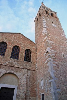 Kilise ve çan kulesi, basilica di santa eufemia grado içinde 