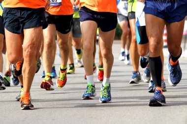 koşucular bitiş çizgisine maraton yarışı