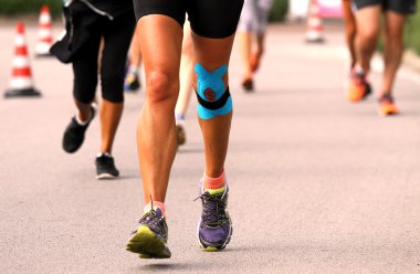 tıbbi sargı runner tarafından sargılı diz