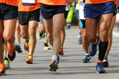 yorucu maratonda yapan koşucu