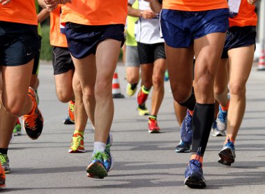 yorucu maratonda yapan koşucu