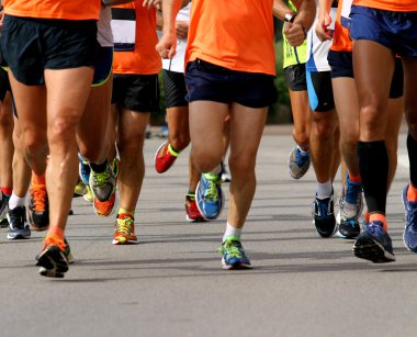 koşucular bitiş çizgisine maraton yarışı
