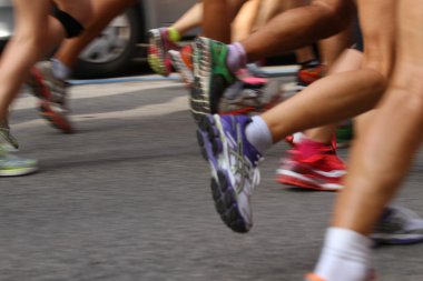 sokakta yarış maraton sırasında sporcular