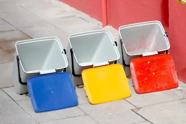 Tres cubos para el reciclado de residuos municipales —  Fotos de Stock