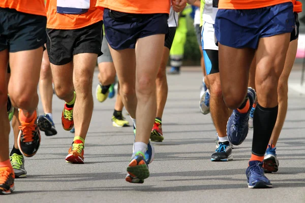 Corridori impegnati in maratona faticosa — Foto Stock