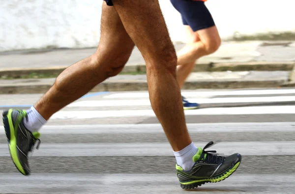 Runners ben under träning på asfalterad väg — Stockfoto