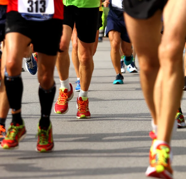 Die athletischen Beine der Athleten während des Rennens — Stockfoto