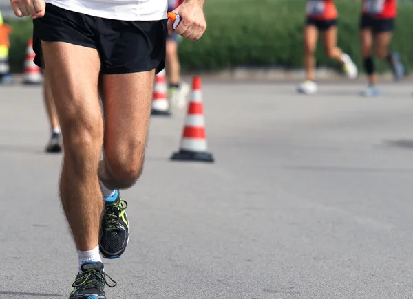 Marathonloper met mineralen in uw hand — Stockfoto