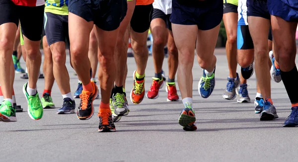 Coureurs pour courir jusqu'à la ligne d'arrivée du marathon — Photo