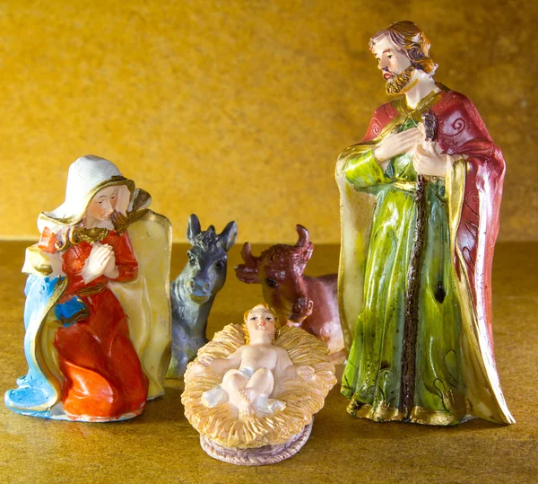 Personajes de la cuna con el bebé Jesús en la cuna — Foto de Stock