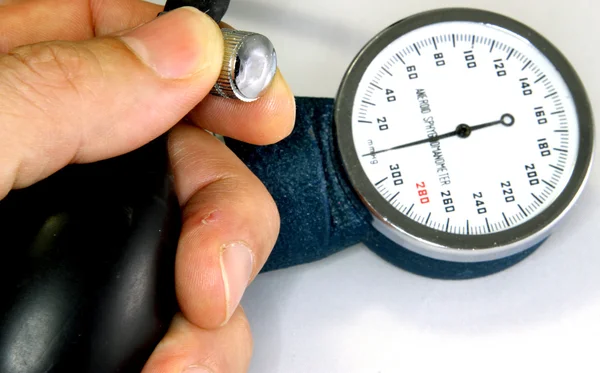 Blutdruckmessgerät mit Blutdruckmessgerät — Stockfoto
