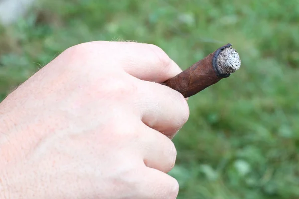 Joven fumador con cigarro fino en la mano — Foto de Stock