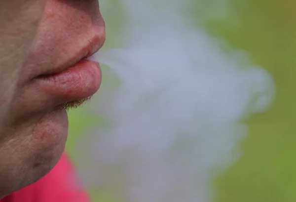 Rökare kastar ut röken från hans mun — Stockfoto