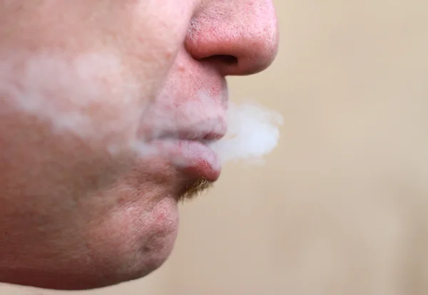 Rökare kastar ut röken från hans mun — Stockfoto